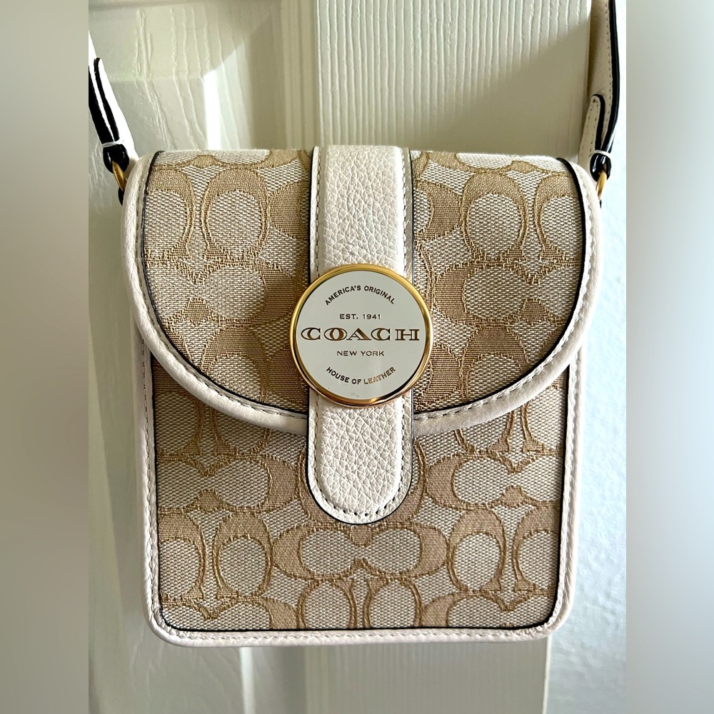 NWOT Signature Coach Cream/Beige Classic Crossbody